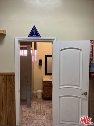 6611 S San Pedro Street, Los Angeles, CA 90003