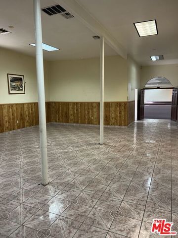 6611 S San Pedro Street, Los Angeles, CA 90003