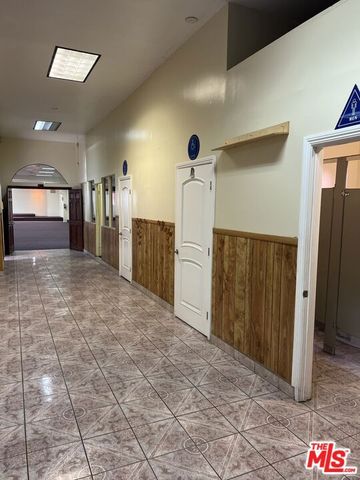 6611 S San Pedro Street, Los Angeles, CA 90003