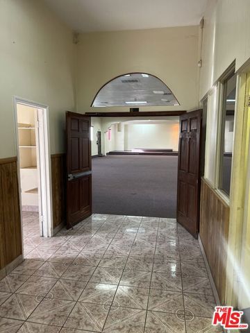 6611 S San Pedro Street, Los Angeles, CA 90003