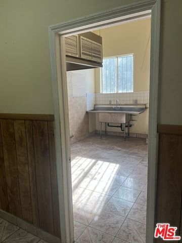 6611 S San Pedro Street, Los Angeles, CA 90003