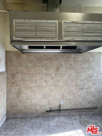 6611 S San Pedro Street, Los Angeles, CA 90003