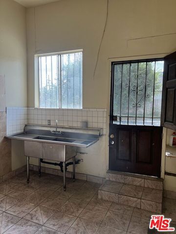 6611 S San Pedro Street, Los Angeles, CA 90003