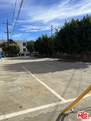 6611 S San Pedro Street, Los Angeles, CA 90003