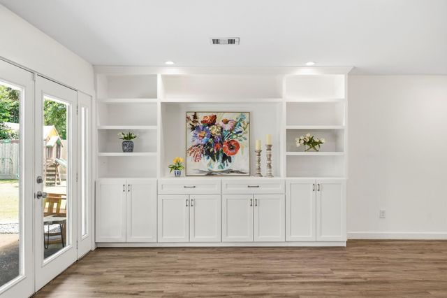 9634 Meadowglen Lane, Houston, TX 77063
