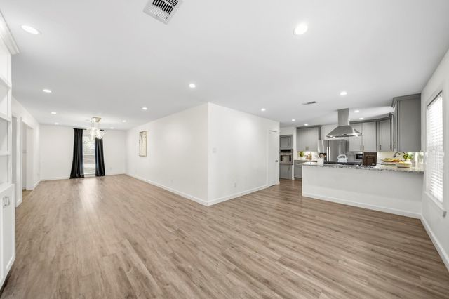 9634 Meadowglen Lane, Houston, TX 77063