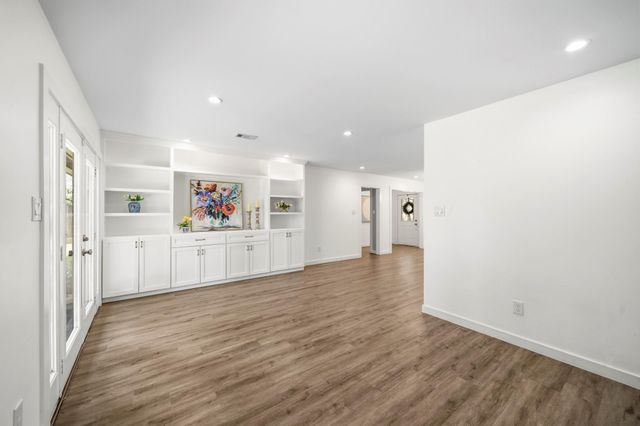 9634 Meadowglen Lane, Houston, TX 77063