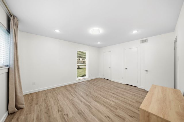 9634 Meadowglen Lane, Houston, TX 77063