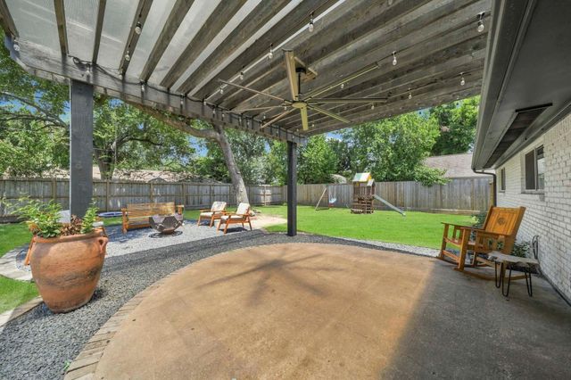 9634 Meadowglen Lane, Houston, TX 77063