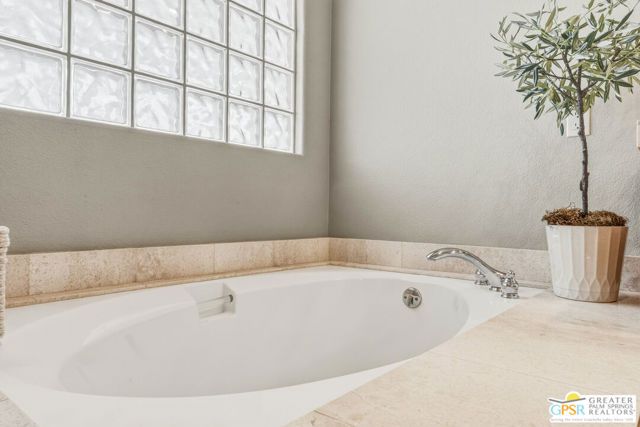 2 Brentwood Way, Palm Desert, CA 92260