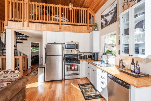 1070 Mountain View Rd, Arnold, CA 95223