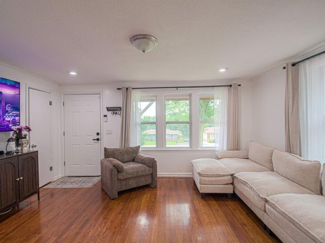 20118 E TRUMAN Road, Independence, MO 64056