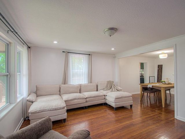 20118 E TRUMAN Road, Independence, MO 64056