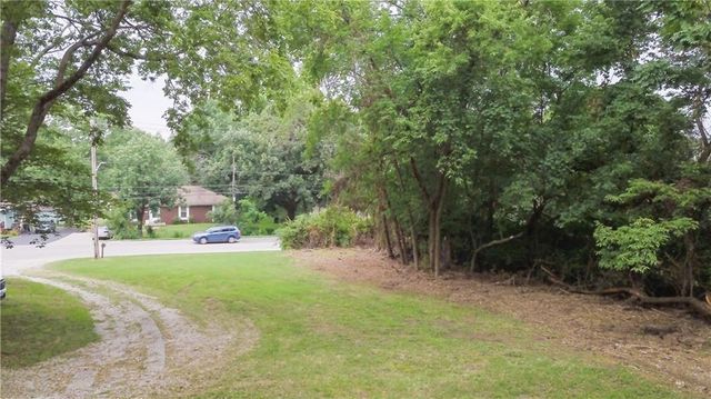 20118 E TRUMAN Road, Independence, MO 64056