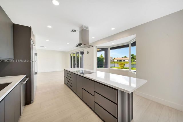 322 Lake Crest Ct, Weston, FL 33326