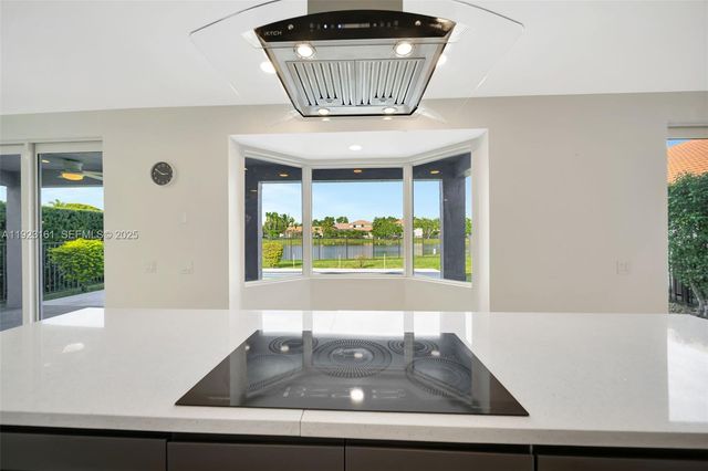 322 Lake Crest Ct, Weston, FL 33326