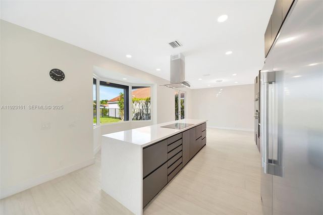 322 Lake Crest Ct, Weston, FL 33326