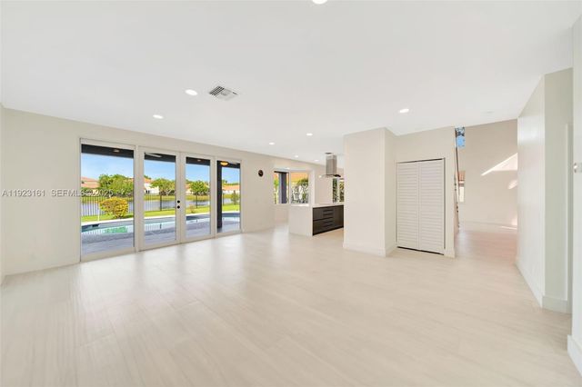 322 Lake Crest Ct, Weston, FL 33326