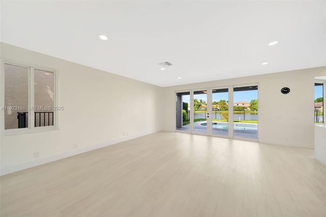 322 Lake Crest Ct, Weston, FL 33326