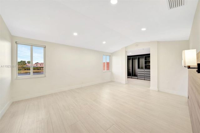 322 Lake Crest Ct, Weston, FL 33326