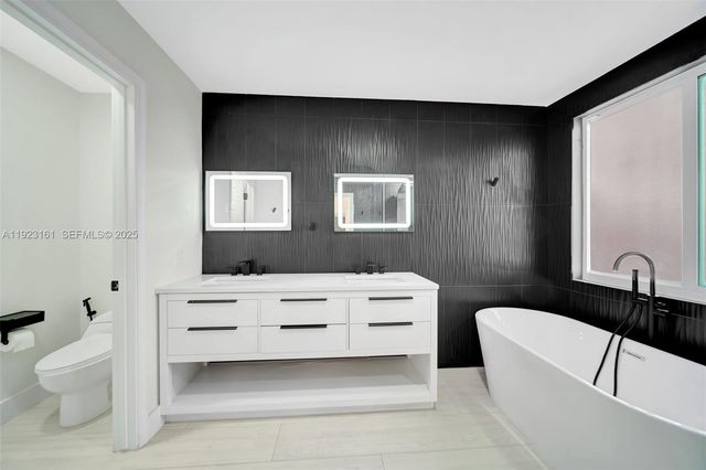 322 Lake Crest Ct, Weston, FL 33326