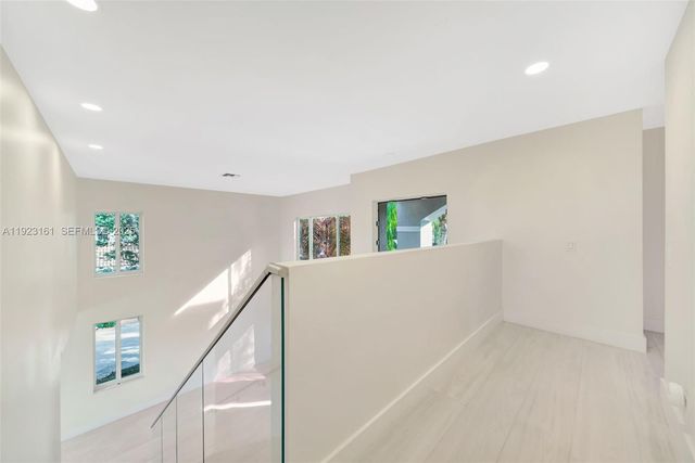 322 Lake Crest Ct, Weston, FL 33326