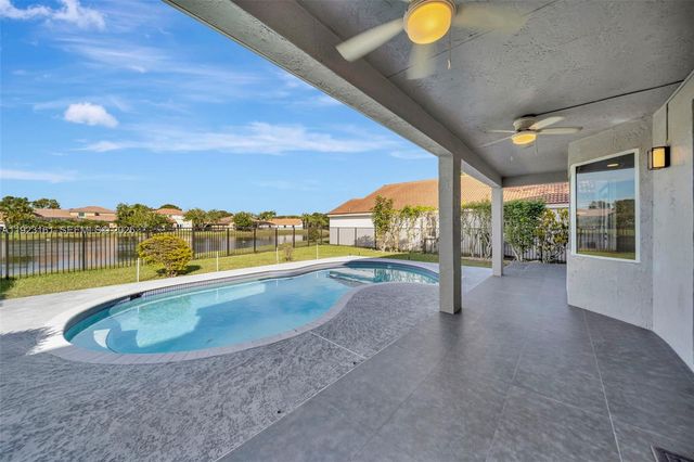 322 Lake Crest Ct, Weston, FL 33326