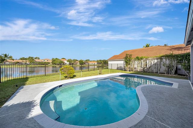 322 Lake Crest Ct, Weston, FL 33326