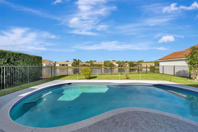 322 Lake Crest Ct, Weston, FL 33326