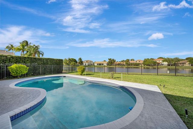 322 Lake Crest Ct, Weston, FL 33326