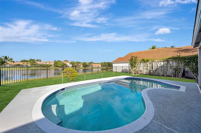 322 Lake Crest Ct, Weston, FL 33326