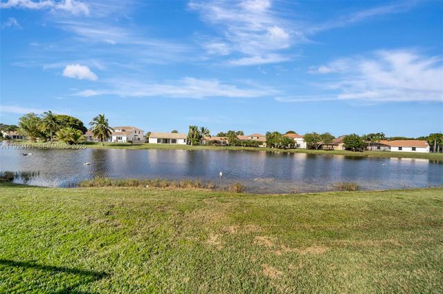 322 Lake Crest Ct, Weston, FL 33326