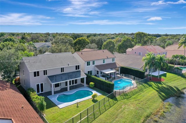 322 Lake Crest Ct, Weston, FL 33326