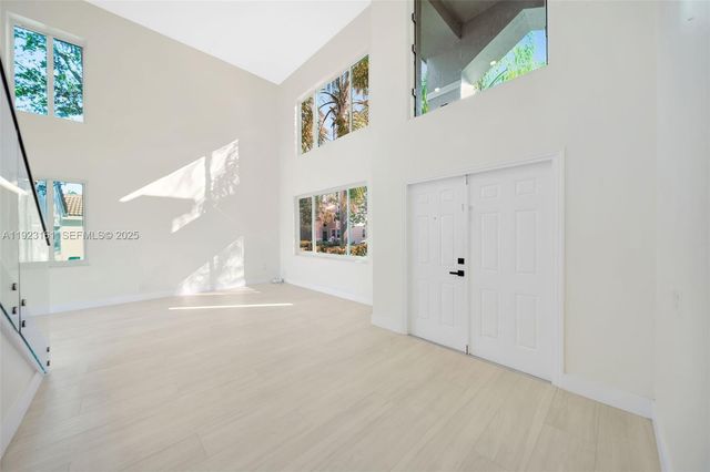 322 Lake Crest Ct, Weston, FL 33326