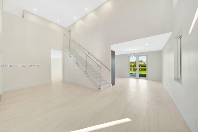 322 Lake Crest Ct, Weston, FL 33326