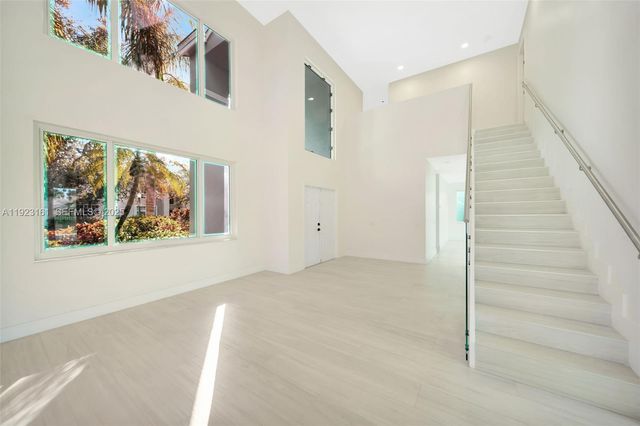 322 Lake Crest Ct, Weston, FL 33326