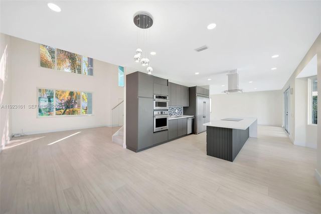 322 Lake Crest Ct, Weston, FL 33326