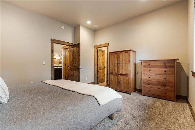 714 S Wrangler Court, Sisters, OR 97759