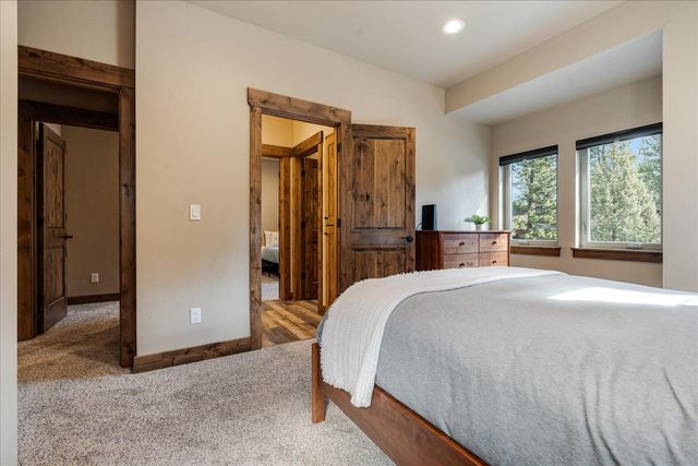 714 S Wrangler Court, Sisters, OR 97759