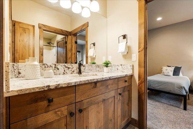 714 S Wrangler Court, Sisters, OR 97759