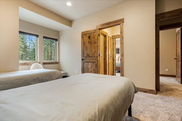 714 S Wrangler Court, Sisters, OR 97759