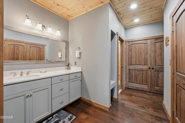 860 Pine Top Lane, Gatlinburg, TN 37738