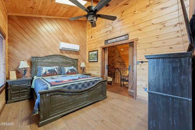 860 Pine Top Lane, Gatlinburg, TN 37738