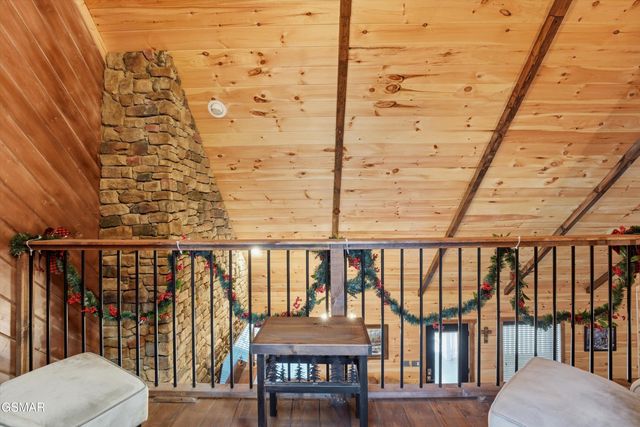 860 Pine Top Lane, Gatlinburg, TN 37738