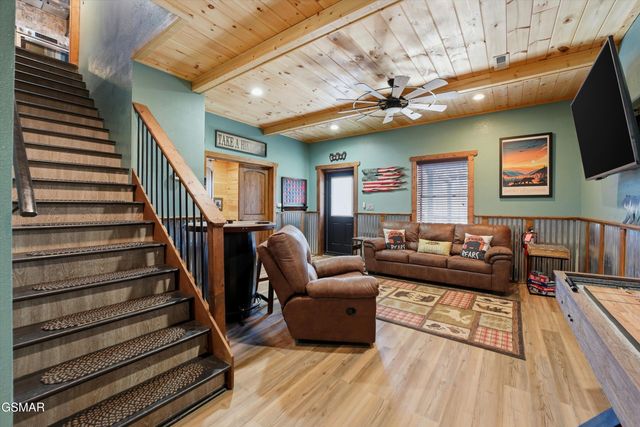860 Pine Top Lane, Gatlinburg, TN 37738