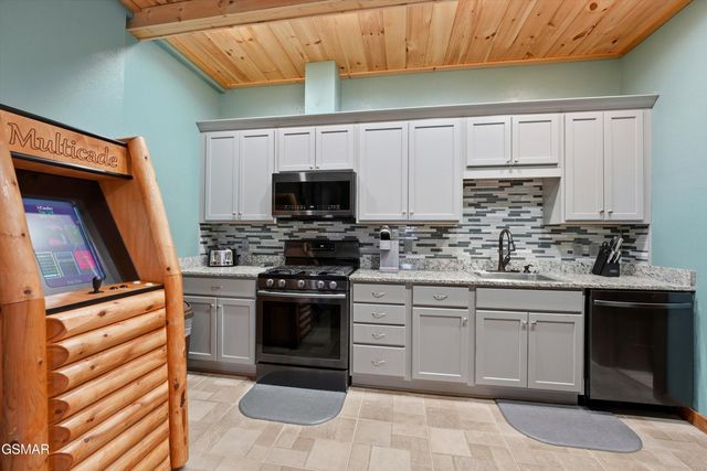 860 Pine Top Lane, Gatlinburg, TN 37738