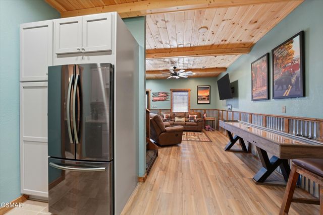 860 Pine Top Lane, Gatlinburg, TN 37738