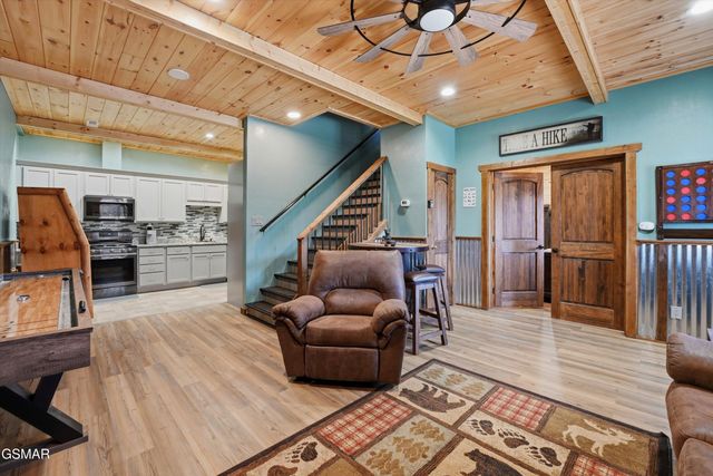 860 Pine Top Lane, Gatlinburg, TN 37738