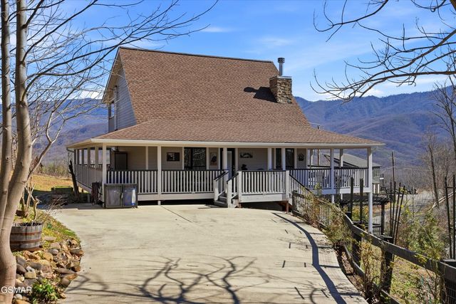 860 Pine Top Lane, Gatlinburg, TN 37738