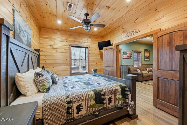 860 Pine Top Lane, Gatlinburg, TN 37738